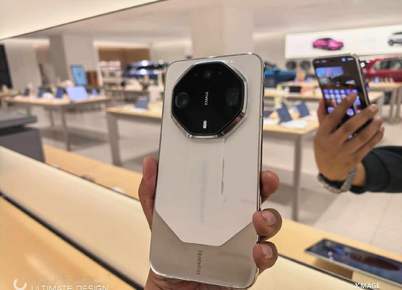 Mate90 RS实拍
一夜换装，整个90系列都上桌了
Mate90 RS实拍图