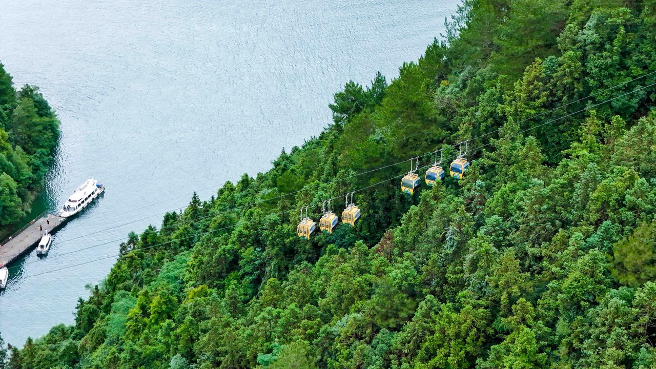 在黄山尖我找到了一种新的疗愈方式——用画笔修补世界的裂缝。
千岛湖的“公”字岛屿