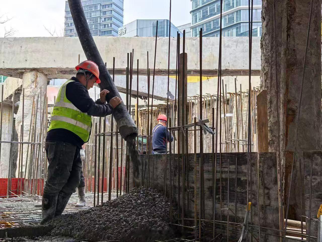 宁波50余名建设者新春守岗为新城建设加速 2026年春节，宁波东部新城核心区以东