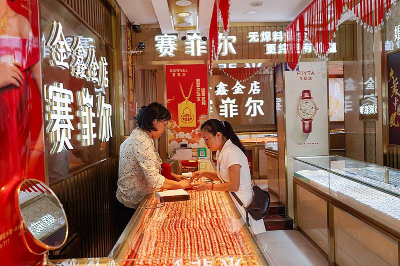 截止昨天，黄金从历史高点算，已经回撤了31%。

再跌9%，就追平当年互联网泡沫