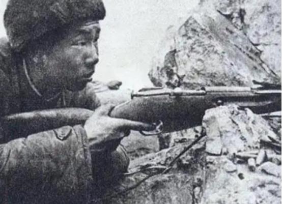 1953年，美国顶级狙击手艾克上校在一次射击中打中了一名志愿军战士，让其掉进了壕