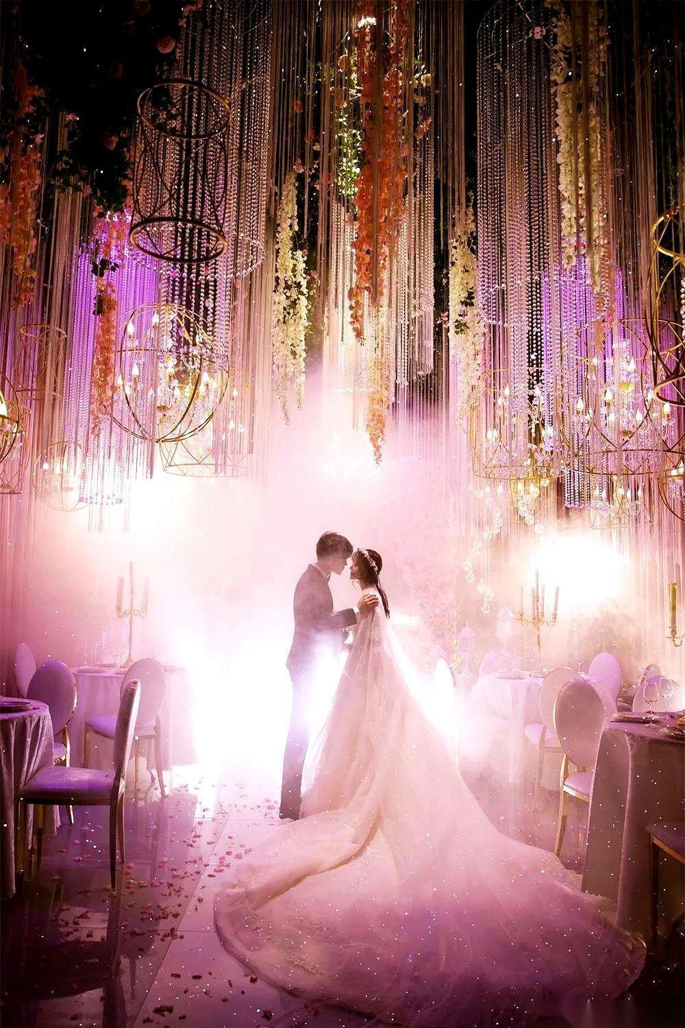 一个迪拜的中东老头，十几年前跟我说的。
他说，人这一辈子，就办两件事儿。
一，让