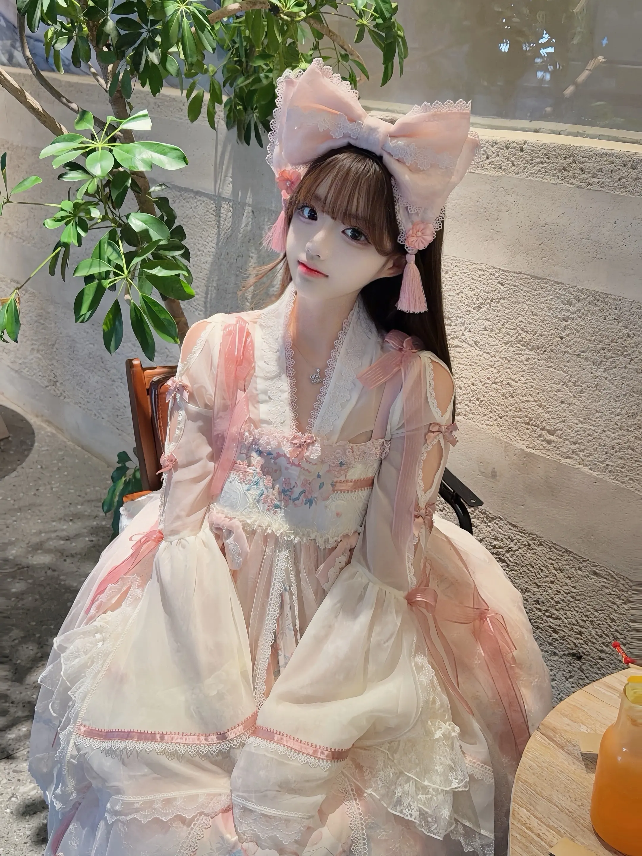 在这个最适合拥抱的季节 怎么连你的一褶衣角都碰不到