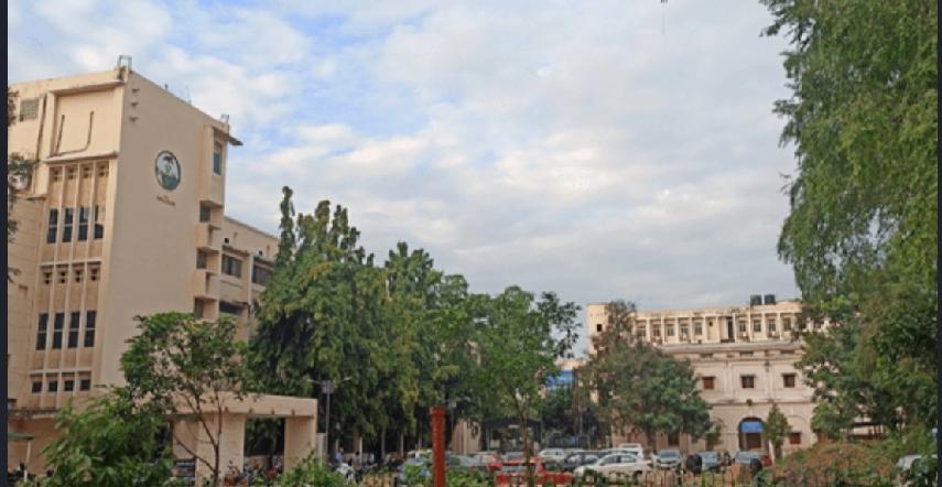 印度东部奥里萨邦一家公立医院的创伤中心周一凌晨发生大火，造成至少10人死亡，另有