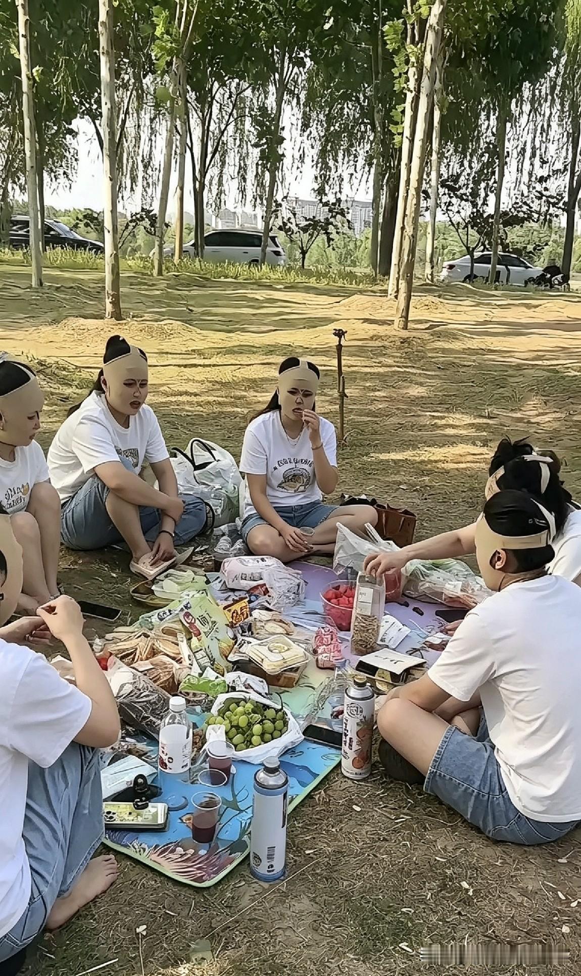当代女生防晒究竟有多拼？不过是去野餐，却把自己裹得严严实实，活脱脱成了“无脸男”