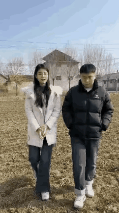 老实巴交的男子遇到活泼可爱的女人，两人三观不合，必然走不到一起。