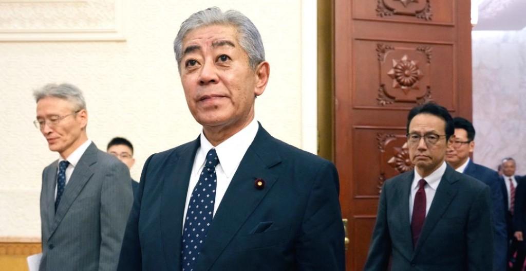 日本政坛元老岩屋毅访华回国后“反手一击”，直接把首相高市早苗逼到了墙角。岩屋毅当