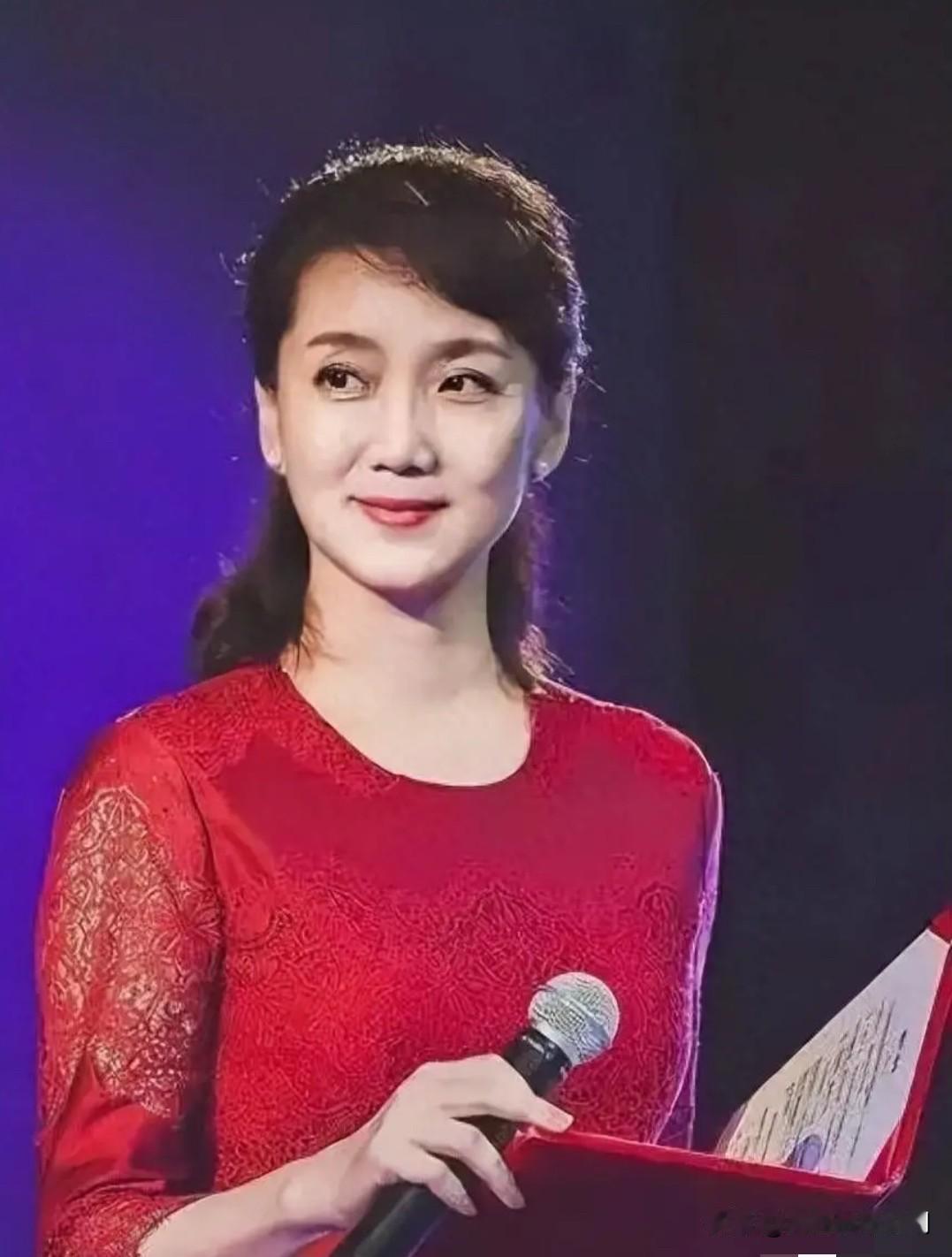 她是央视《新闻联播》老牌女主播，被誉为“国脸”，金话筒奖获得者。第一任丈夫早年求