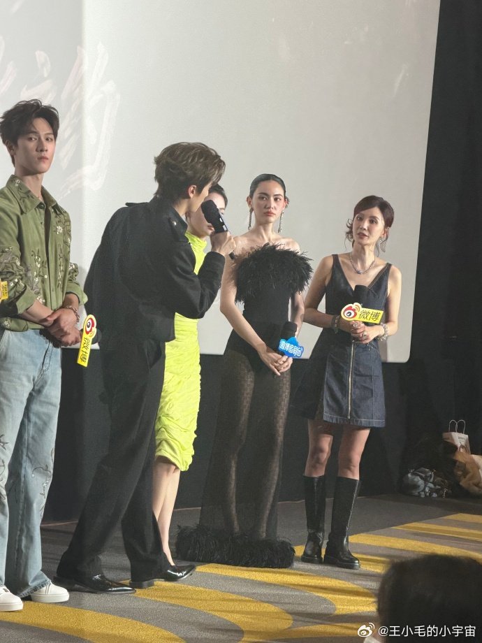 C位给主演张萌站一边 被张萌的谦和狠狠戳到了！作为制片人，她完全有资格站C位，却