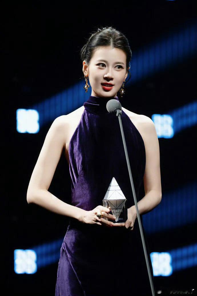 赵昭仪星河机械姬救命，赵昭仪这次真的美疯了！紫色丝绒裙像把银河穿身上了，灯光一晃