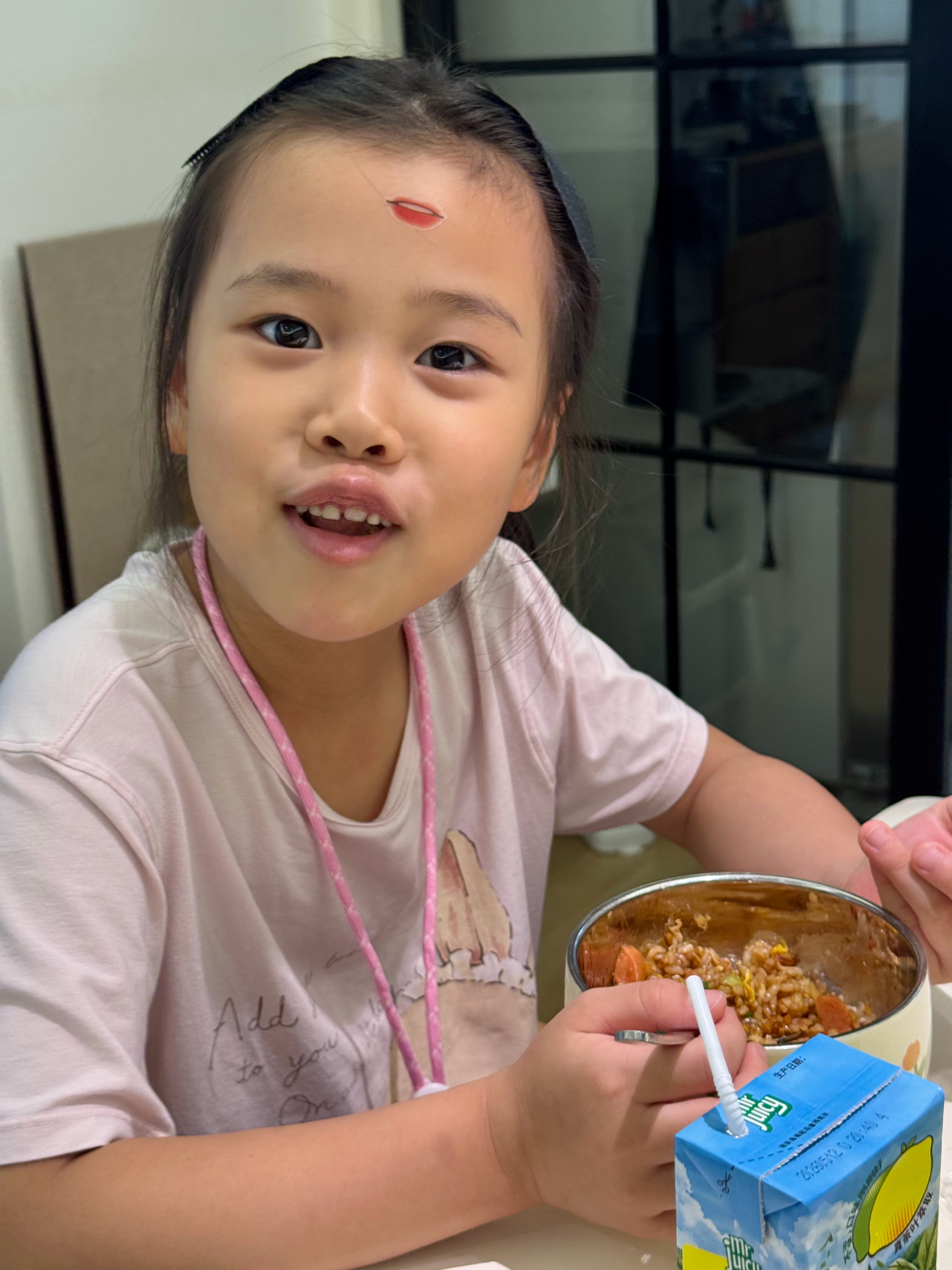 璐璐今天吃啥 晚上吃蛋炒饭。乔妹不知道从哪儿找来个小嘴贴纸贴脑门上，说自己有两张