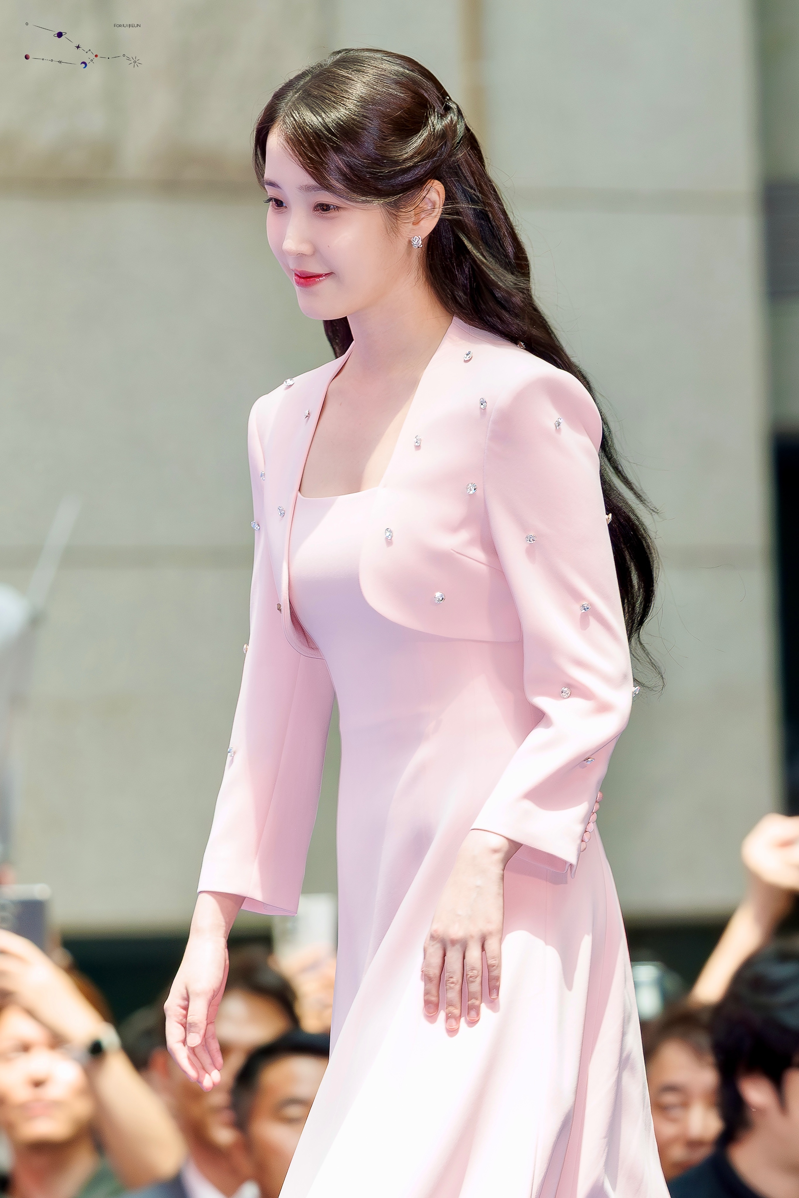 IU[超话]  🐥IU青龙视后 250725 IU 仁川机场海关宣传大使委任仪