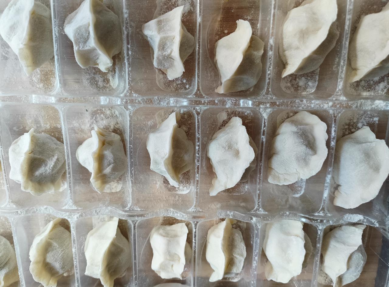 守在九旬母亲身旁，心底百感交集。
今日午间包饺子，特意把面皮馅料做得软烂，知晓母