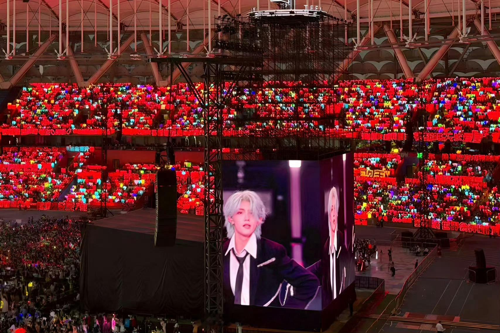 新音红海苏新皓粉丝在新音舞台铺了一片红海，好多粉丝都在爱他