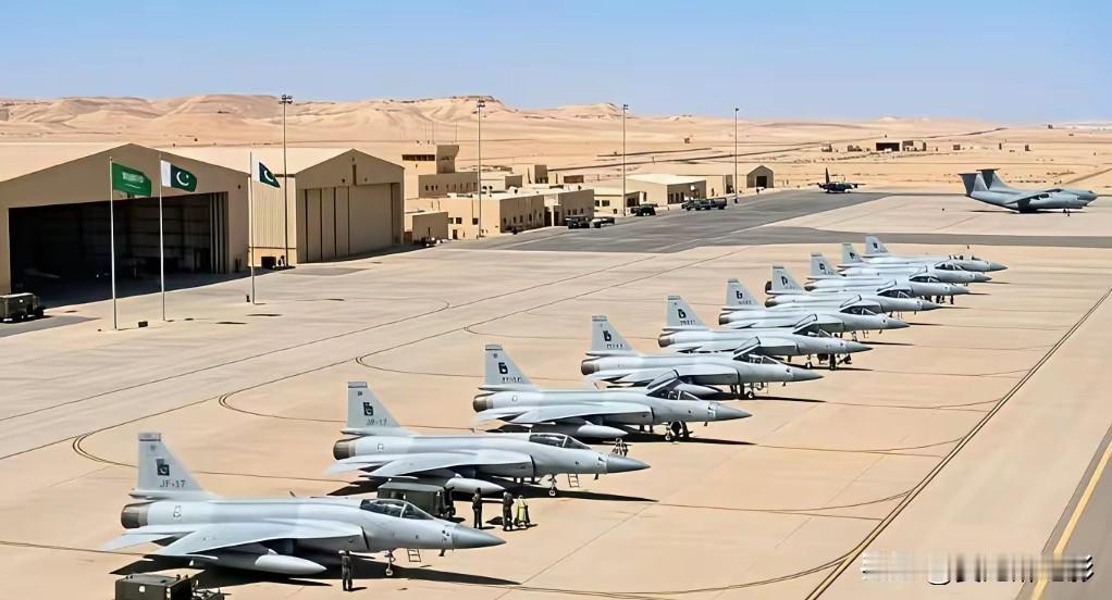 驻扎在沙特空军基地的巴基斯坦战机群。

巴基斯坦把自己的枭龙战机，飞到沙特阿拉伯