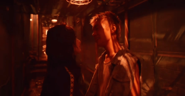 毕赣导演的《狂野时代》最新预告流出，易烊千玺李庚希带来废墟中的咬脖戏，一句“我有