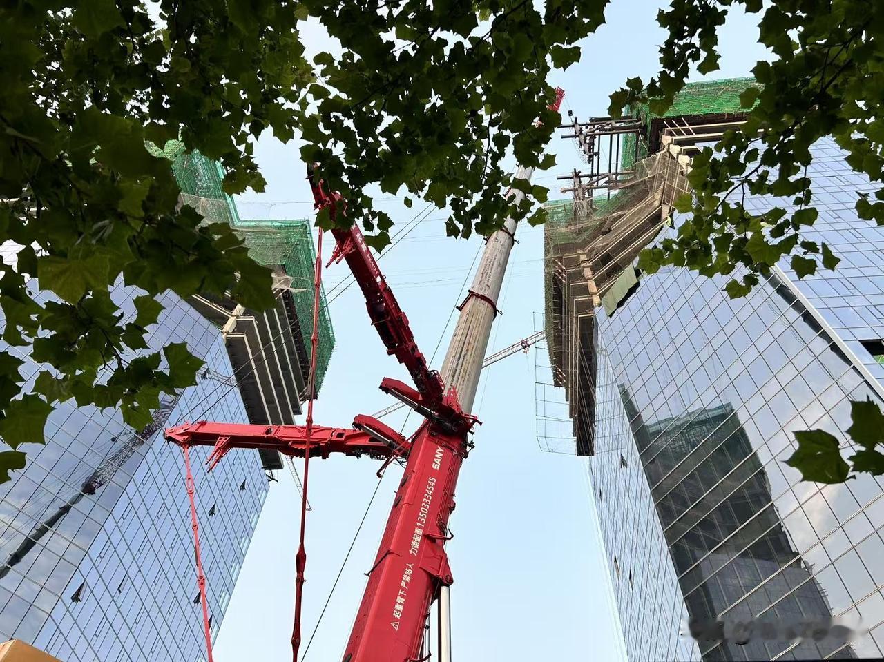 石家庄高铁片区商务核心区9号地块项目建设提速，幕墙安装正在加紧施工！
项目地处胜