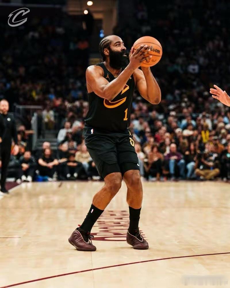 哈登28分钟打卡下班，年薪3920万。 一场大胜，他轻松拿下16分9助攻。三节没