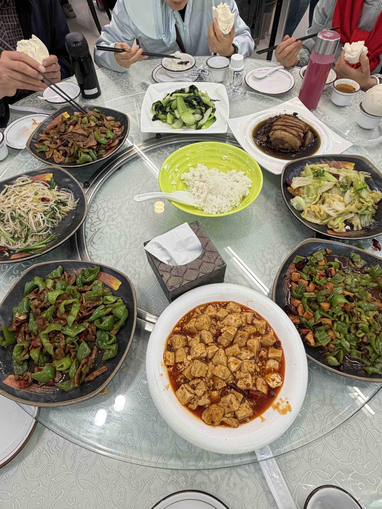 今天中午，我们西安新疆旅游团，在奎屯市喀什东路的合悦菜餐厅吃饭。
今天的团餐，菜