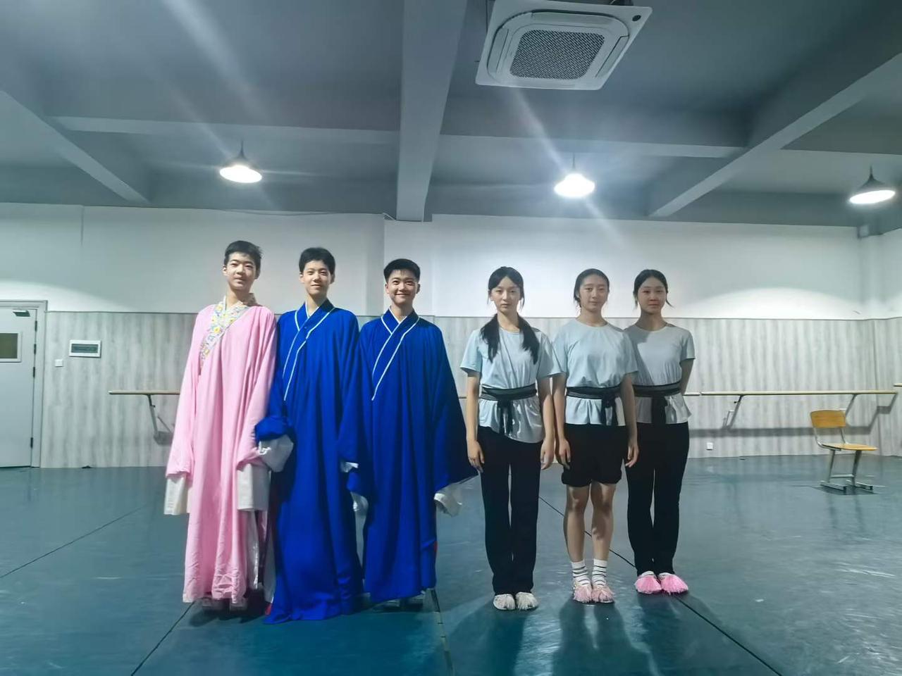本学期巜放裴》剧组最后一堂课、节后准备期末考试。三组同学棒棒哒。
图文原创：川剧