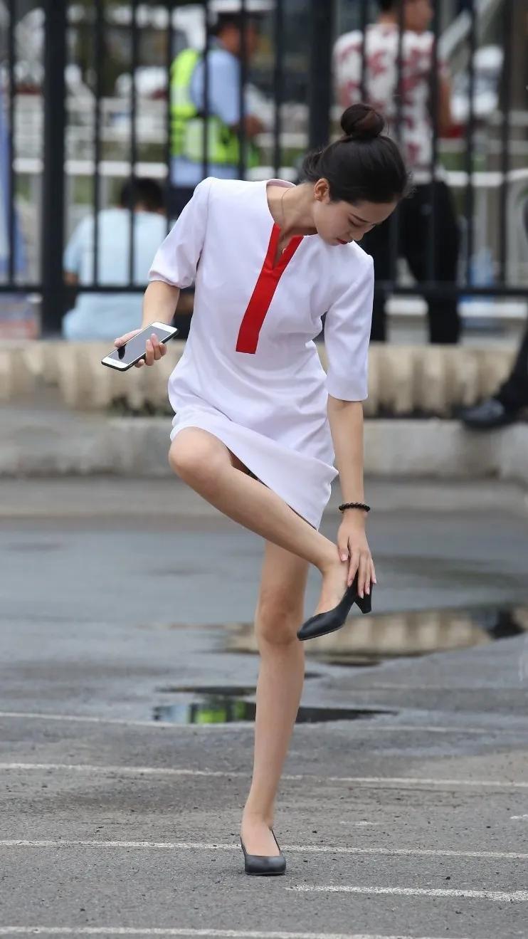 简约白色连衣裙搭配红色领带，优雅又时尚！怎样穿搭能显示出温柔的女生气质?