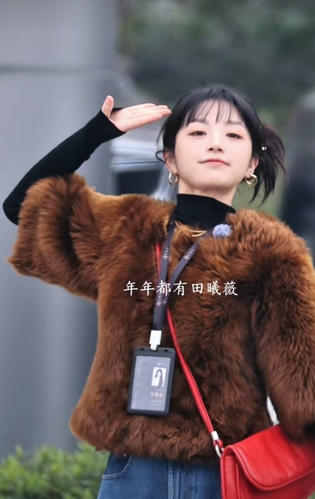 田曦薇毛绒小熊 啊啊啊啊啊怎么这么可爱啊[抓狂]穿得像毛绒小熊🐻，但是小猫敬礼