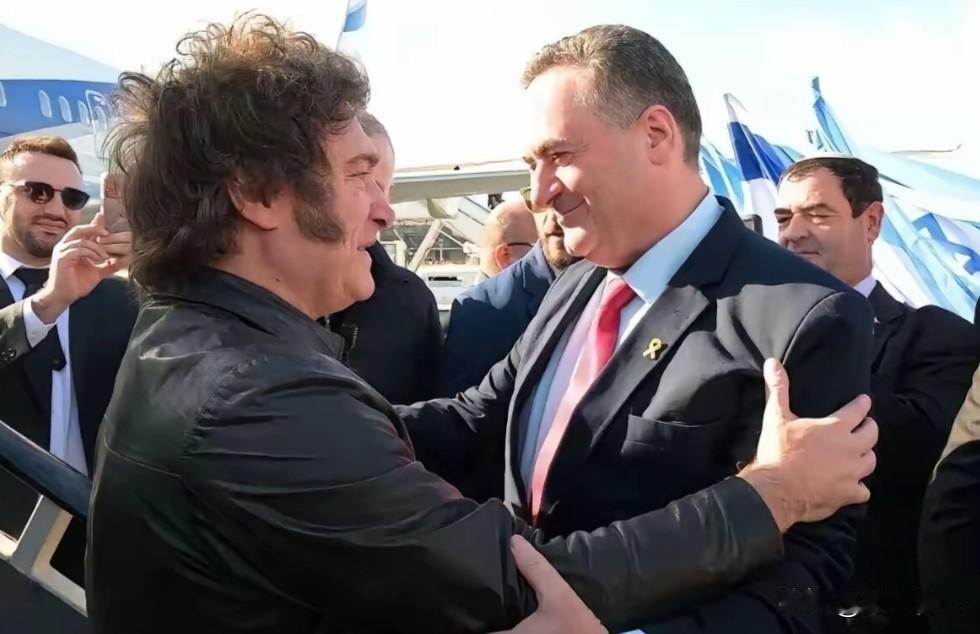 阿根廷总统米莱访问以色列！4月19日，阿根廷总统米莱抵达特拉维夫本·古里安机场，