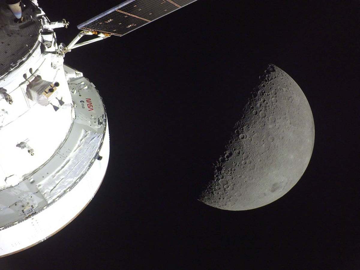 四名宇航员刚去月亮背后兜了一圈，飞了十天回来，飞船完好，人员健康，溅落精度极高。