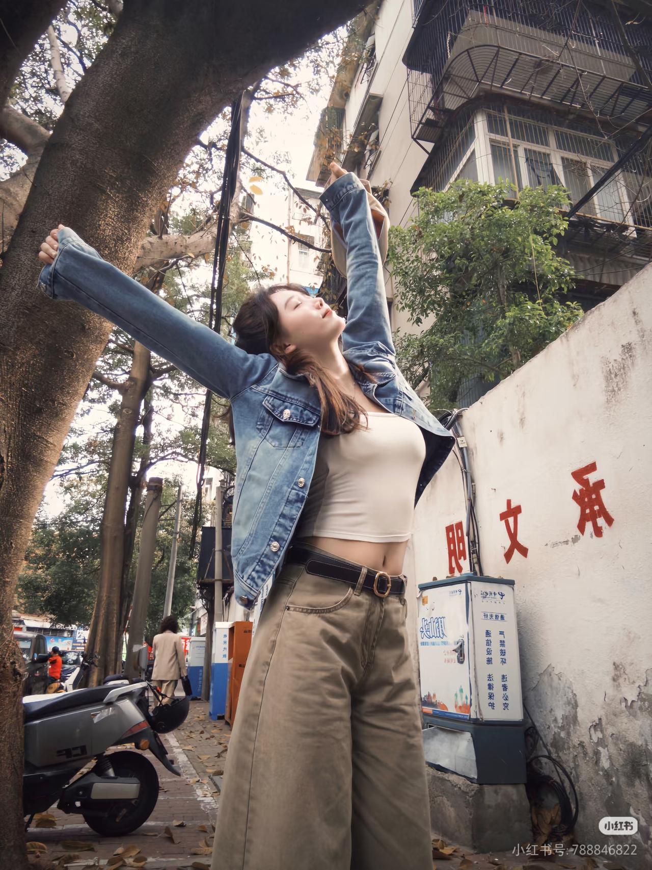 秋风吹落叶，树影映长街。