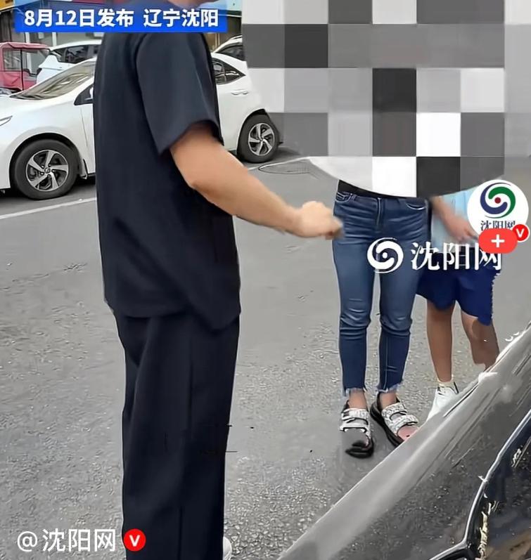 沈阳街头，一车主在店里歇着，突接电话：门口的奔驰被刮了！他急忙跑出，眼前一幕却让