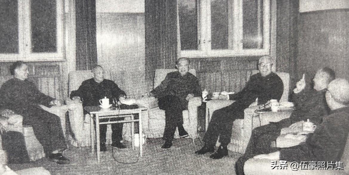 1982年1月25日，陈云同国家计委领导同志座谈，左起：宋平、陈云、姚依林、柴树