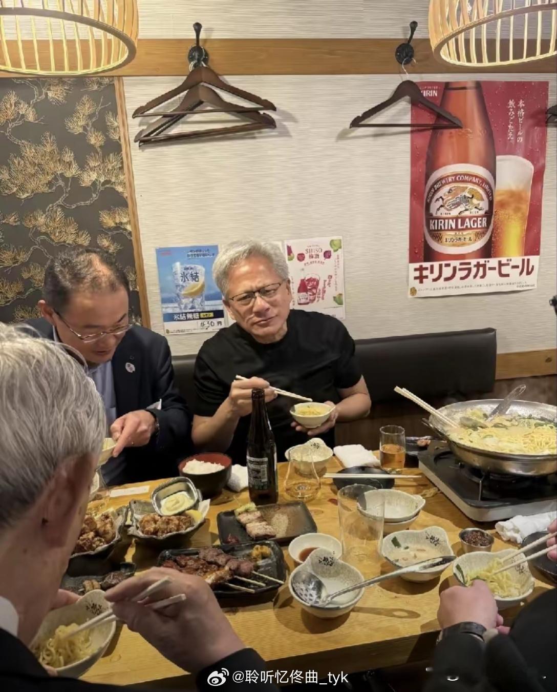 黄仁勋这么有钱，居然吃得这么普通。 