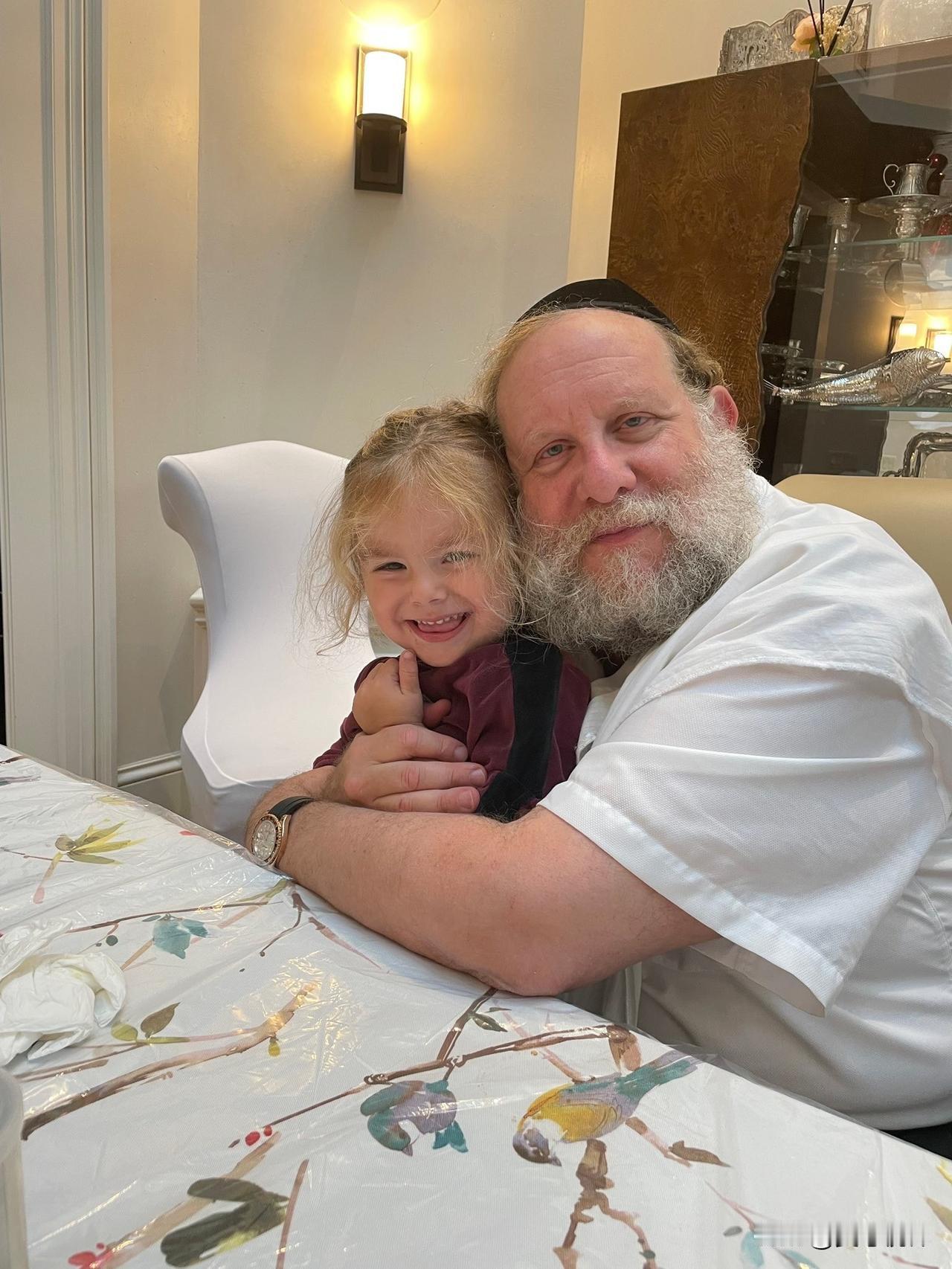 特朗普签署令，赦免了犹太拉比约瑟夫·施瓦茨。一个犹太拉比，有什么特殊的原因，让特