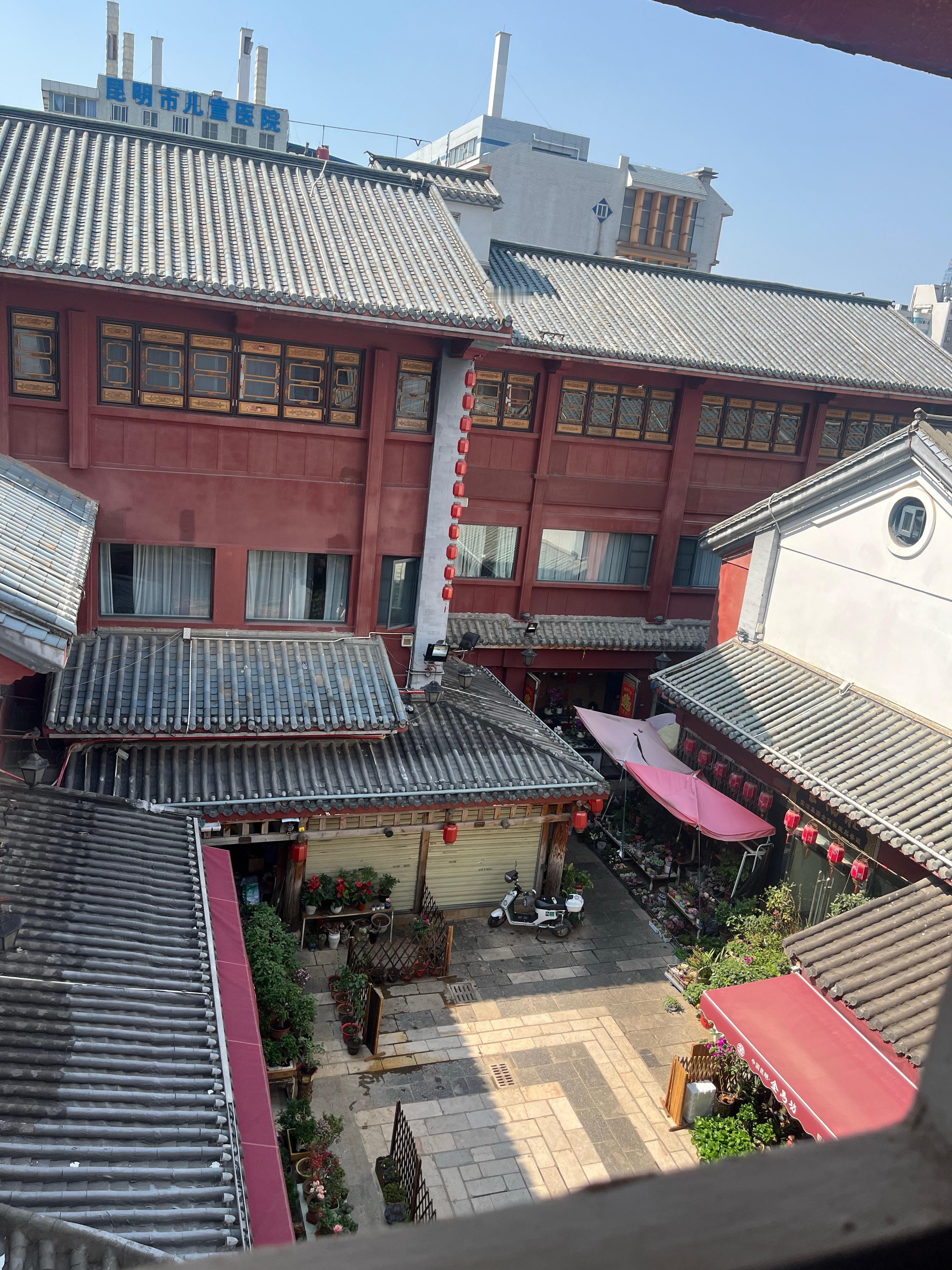 到昆明嘞 嘿嘿[挤眼]  ​​​