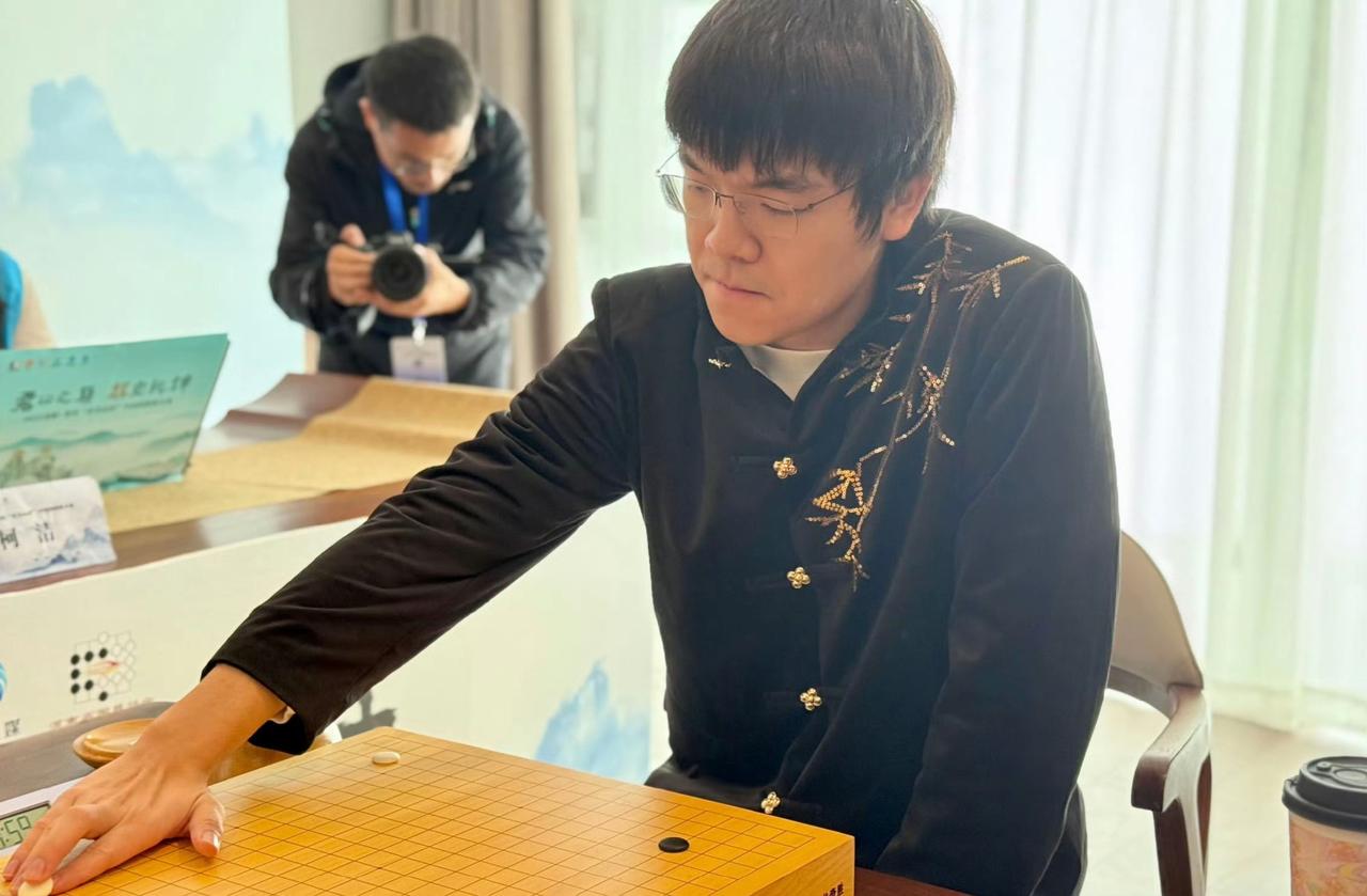 末代棋圣柯洁，今日在老君山举办的中国围棋棋圣战三番棋决赛中以2比1战胜挑战者屠晓