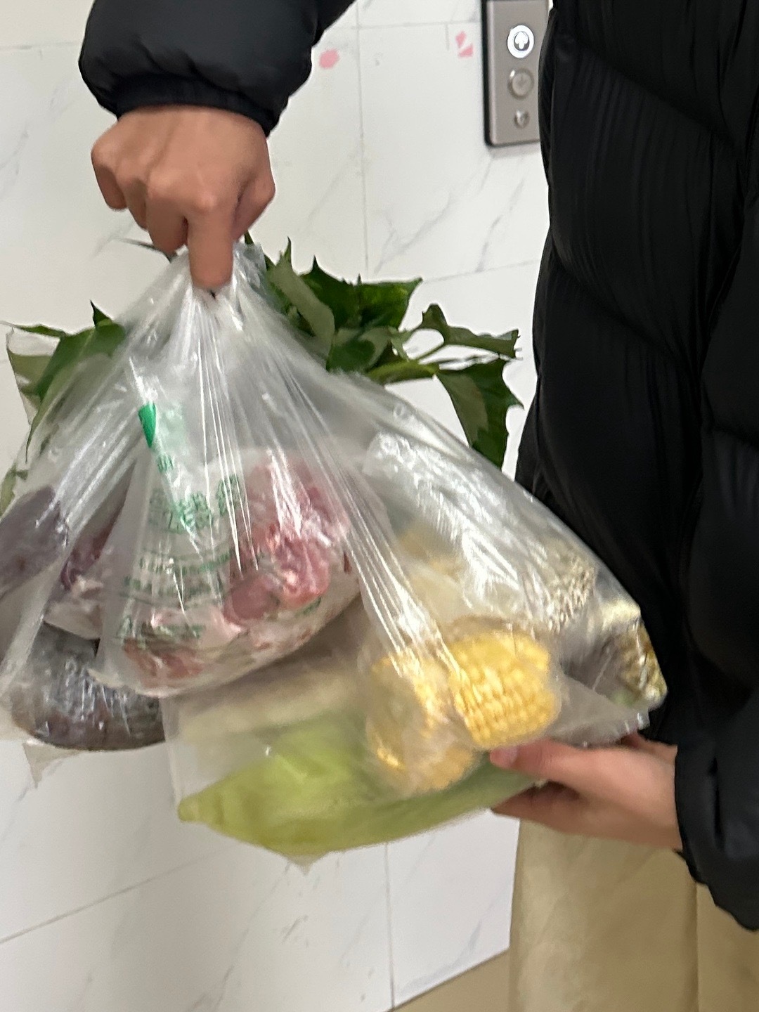 陈道聪的厨艺真的能把我迷死！！  今日菜单：薏米排骨玉米汤洋葱炒牛肉蒜蓉蒸排骨炒