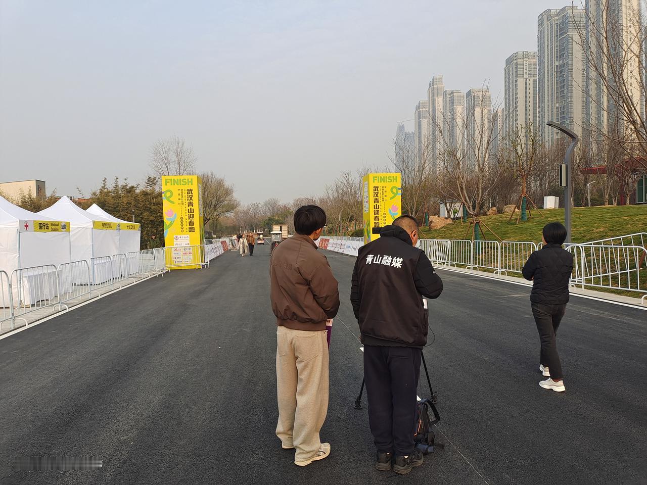 青山马拉松，明天上午8点开始，比赛终点建设三路江滩公园布置中。