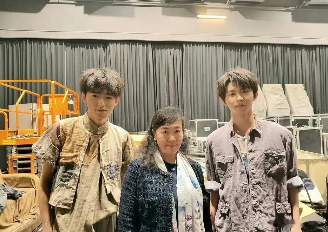 马嘉祺宋亚轩跟老师合照 这张合照里的成长感直接拉满！从《万水朝东》初涉舞台的新人