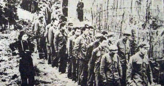 1979年，俘虏交换后，200多名战士终于回到祖国。他们刚刚跨过边境线，广州军区