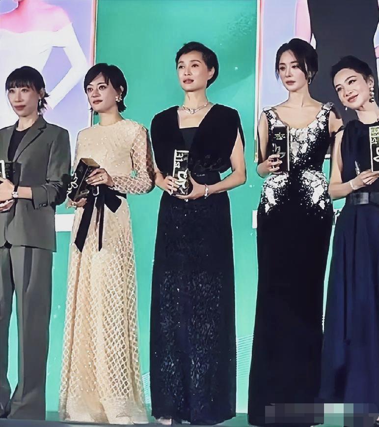吴越年龄最大，状态最好，独一份的书卷气质，颜值也不比左边孙俪与右边的杨幂差。