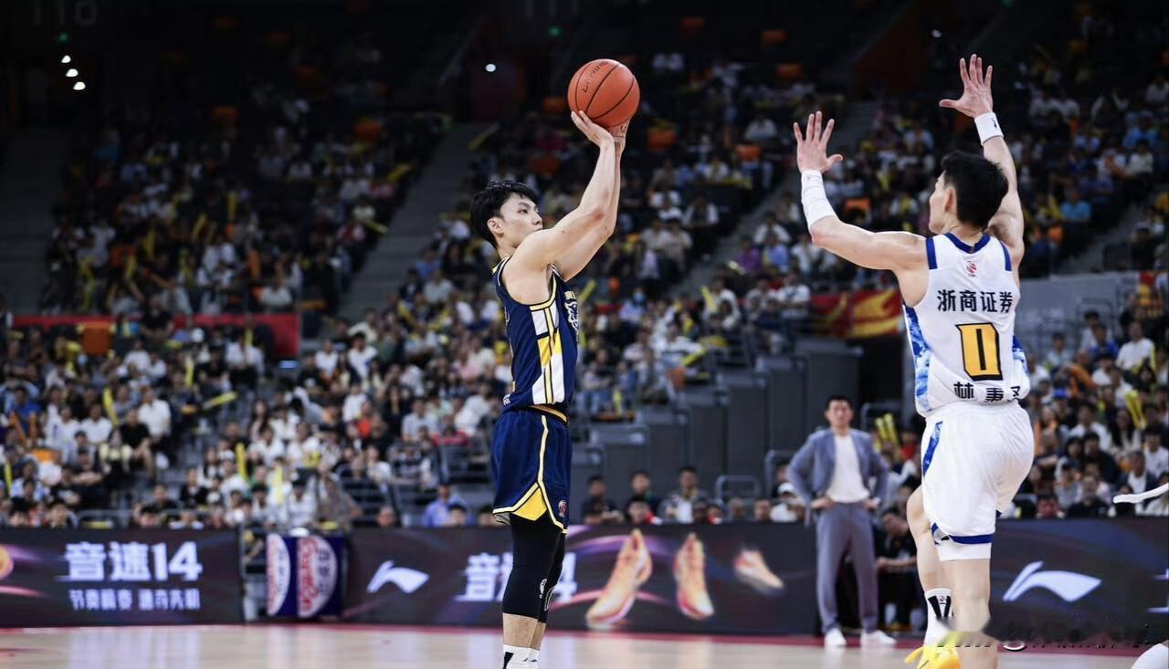 广东宏远半场51比40浙江广厦，熟悉的球队和比赛感觉回来了，这五人表现不得不说