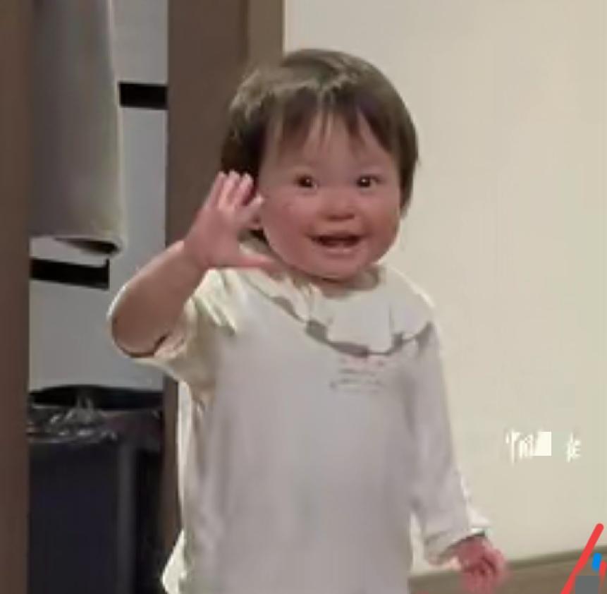 一岁萌娃穿新鞋郑重道谢：懂事的孩子，真的是天生的
 
果然，报恩懂事的孩子都是天