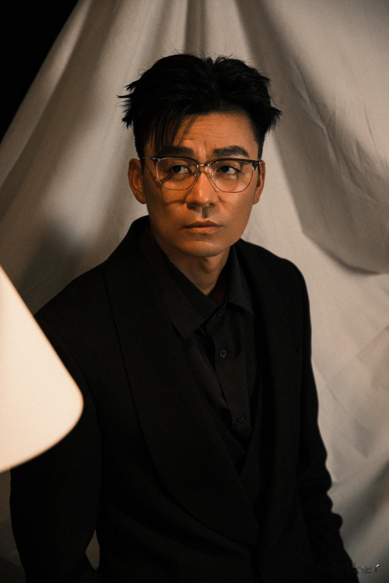 看多了王宝强近期状态，忽然发觉他和梁朝伟氛围感莫名相像。都说红气养人、财富润色自