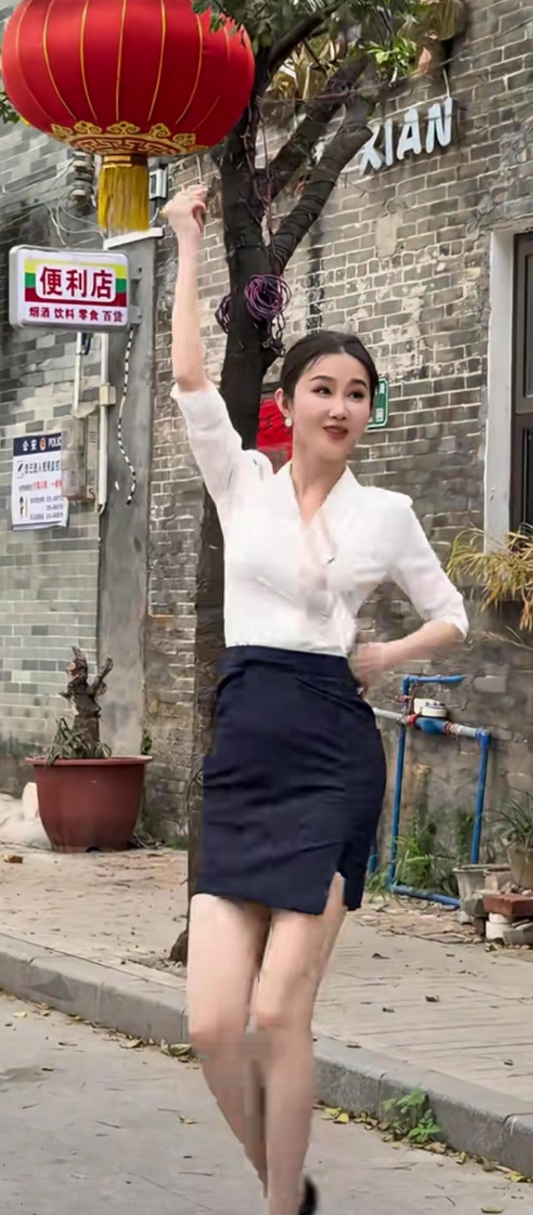 红灯笼下，翩翩起舞。