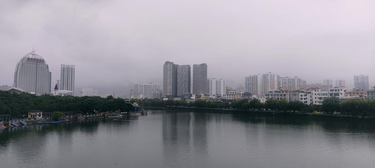 一城烟雨满城风
山色却在无色中