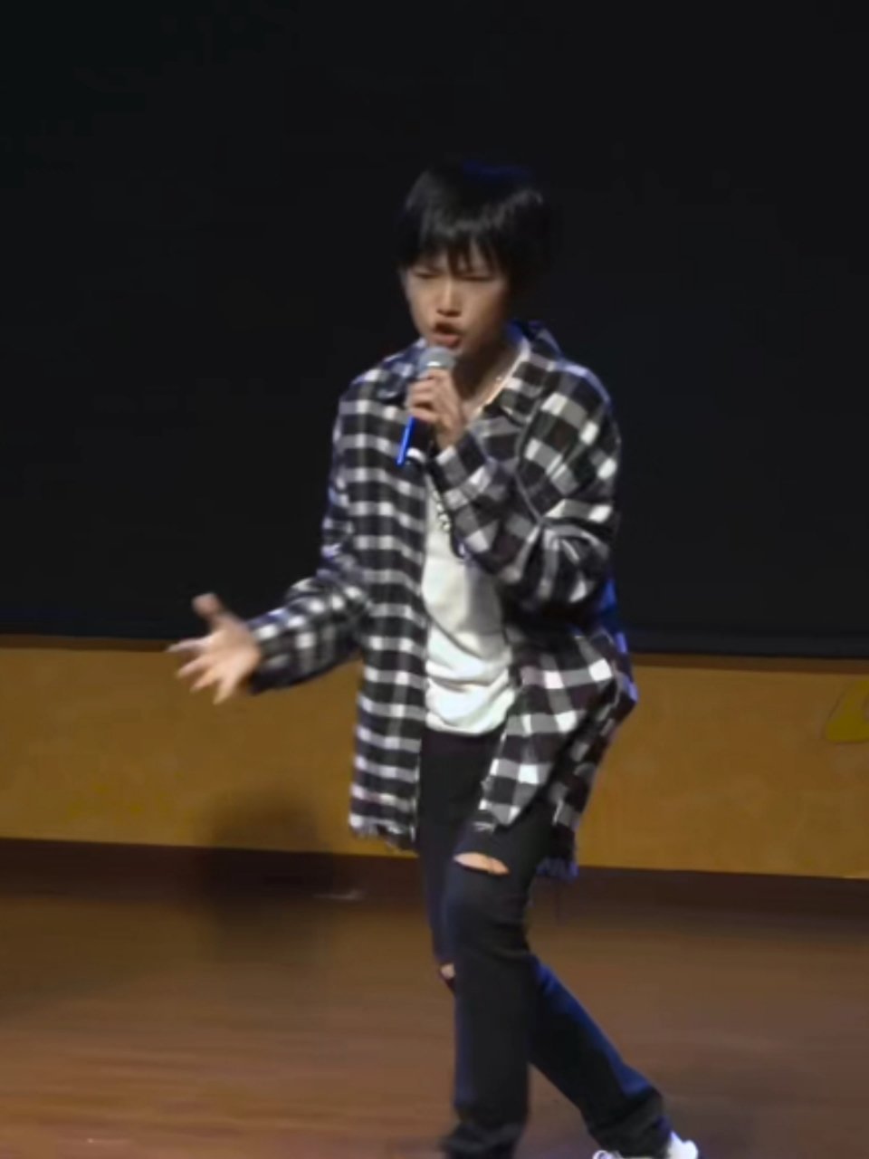 你们说我把他手抓住他还会唱歌吗[柯基] ​  ​​​