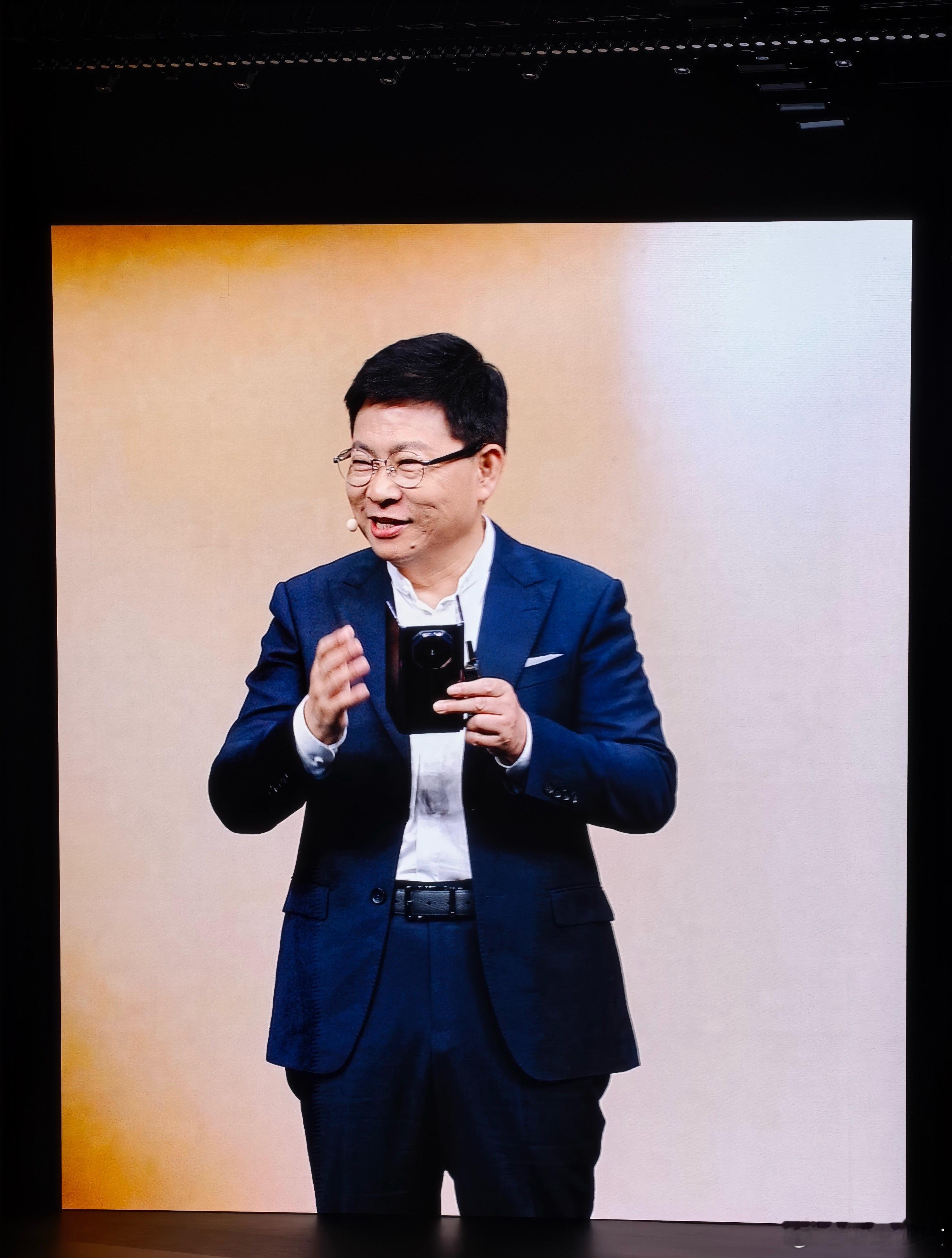 余承东把三折叠物理防窥玩明白了余总这次是真的把“防偷窥”安排明白了😂除了星盾防