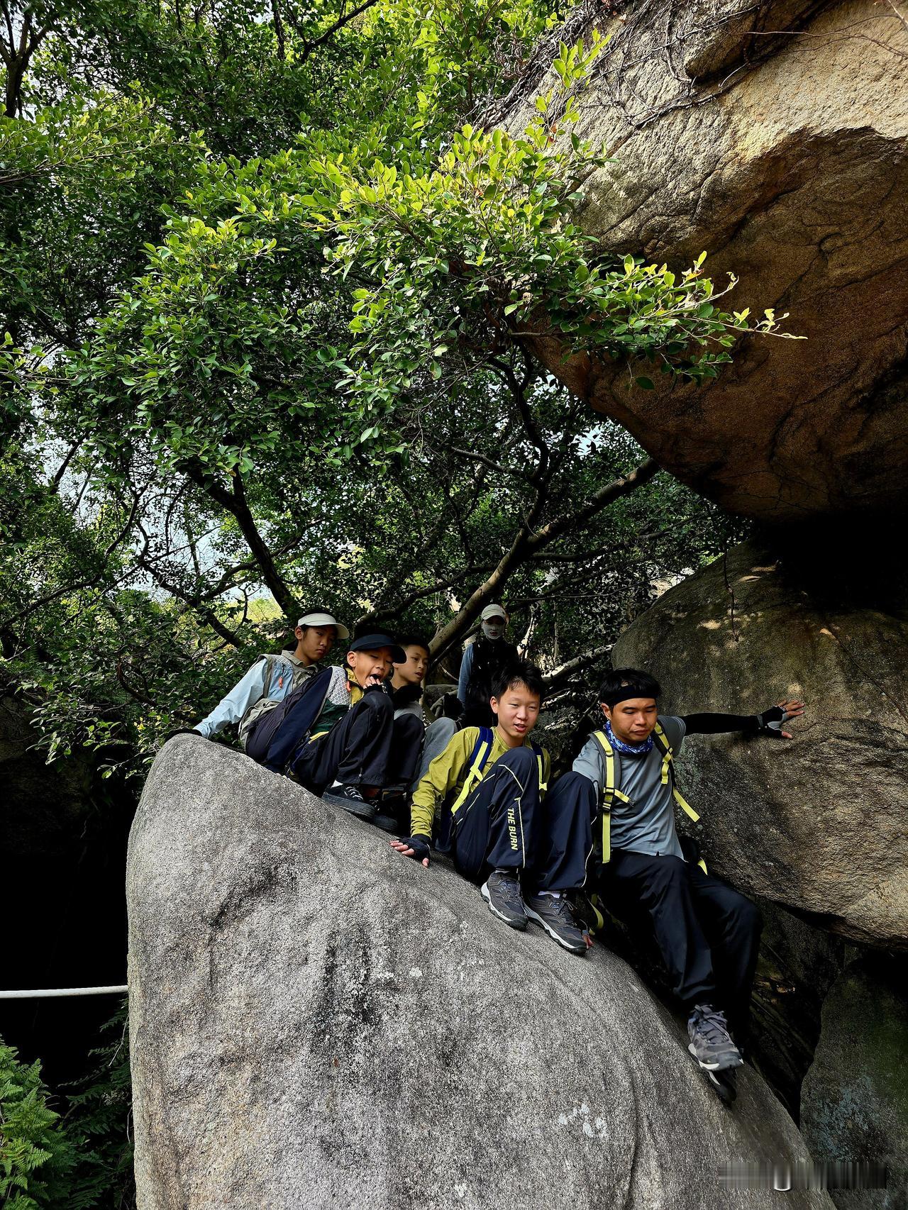 爱好户外的人越来越多了，小朋友们也不甘落后
户外寻幽兴致长，少年同游沐春阳。
溪
