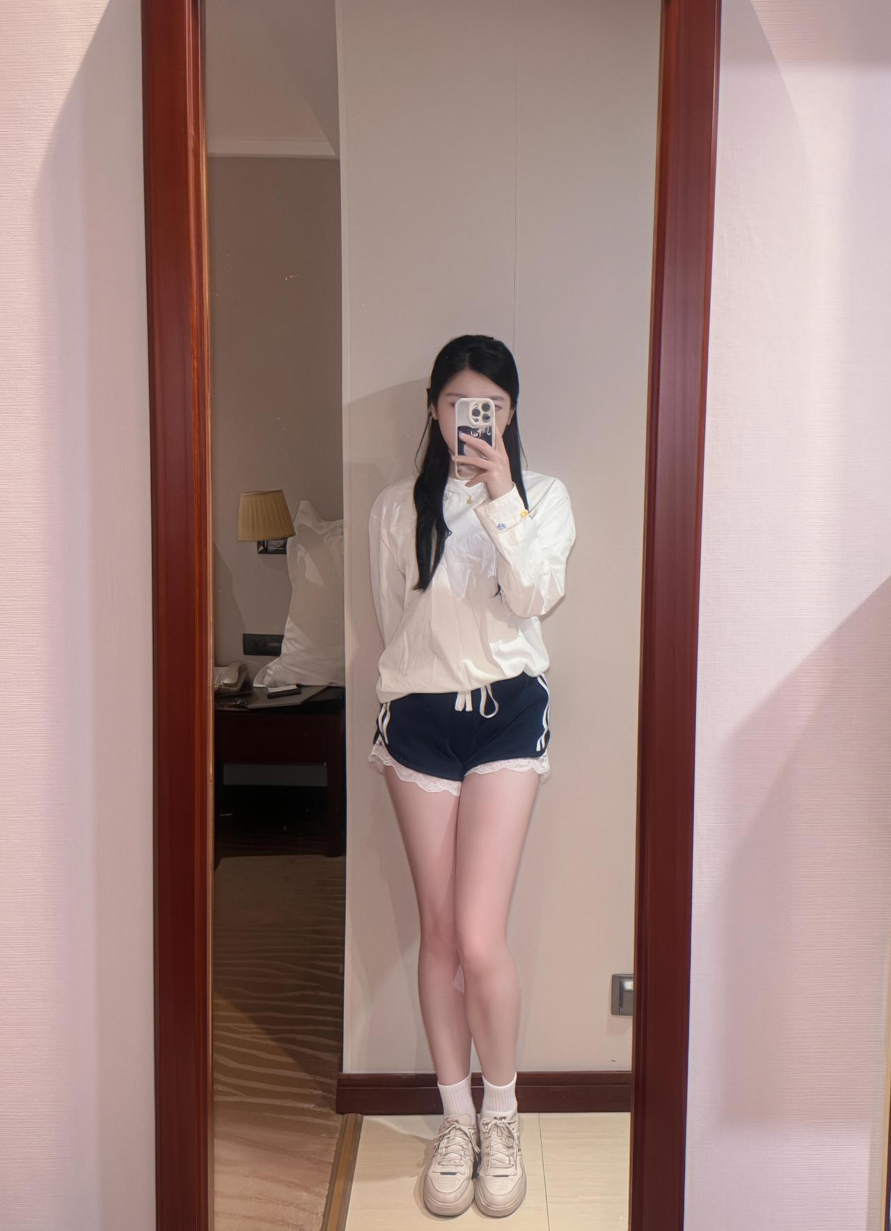 少和熟人在一起玩，
这不是冷漠，
而是因为他们最清楚你的过去，

也知道你最痛的