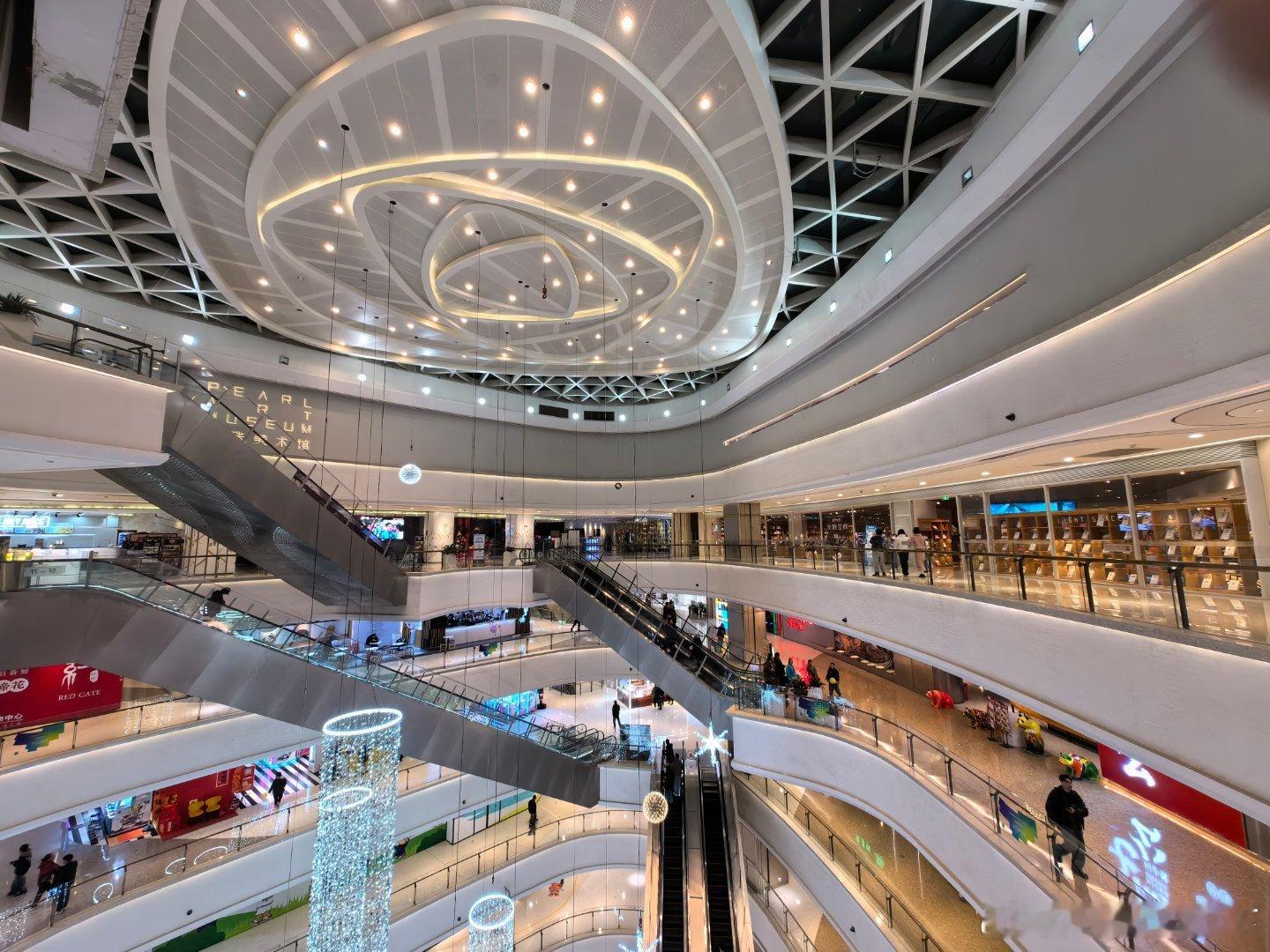 书店，我很喜欢光的空间，空间布局舒服，大部分书取阅方便，小梁上学之前每周到附近上